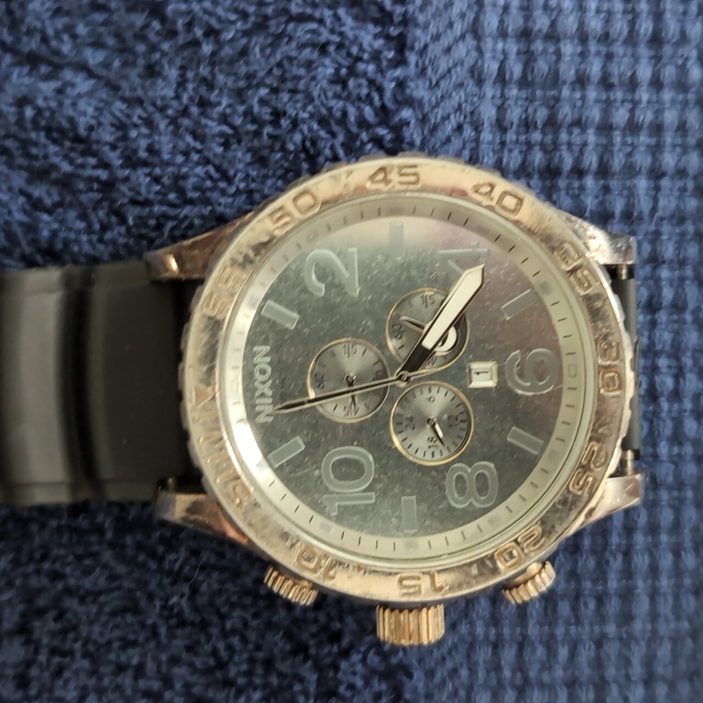 Men's Nixon Watch chrome face and rubber band